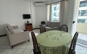 Apto 2 dormitórios, quadra mar com garagem e ar condicionado